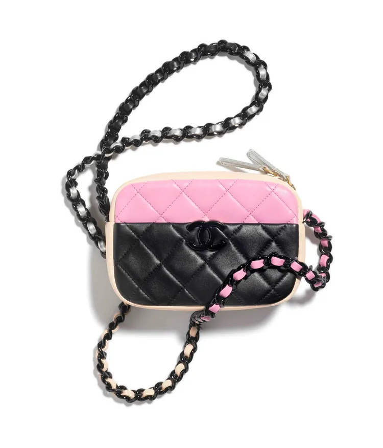 多色皮革菱格紋雙C Logo皮穿鍊相機包，14萬7000元。品牌提供