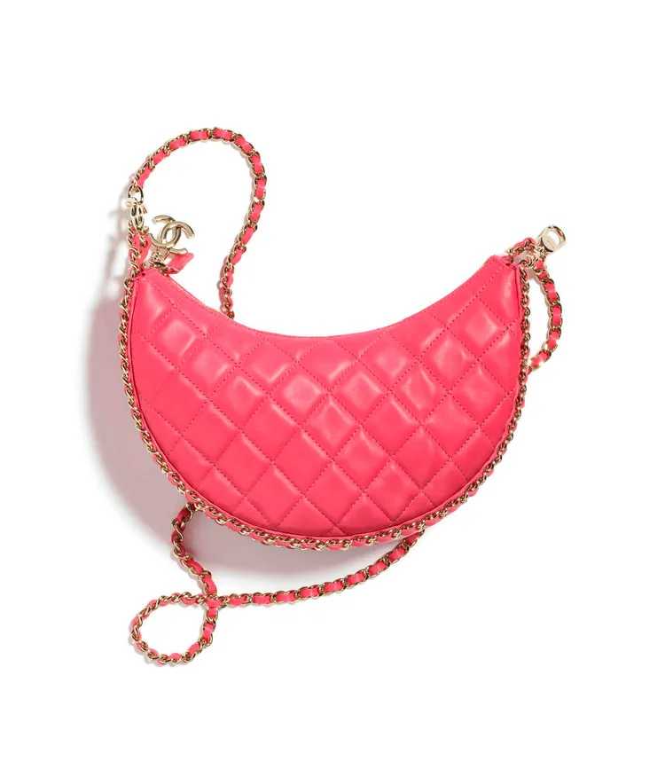 深粉色皮革菱格紋皮穿鍊肩背，14萬300元。品牌提供