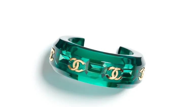 湖水綠高級樹脂雙C Logo手環，2萬9700元。品牌提供