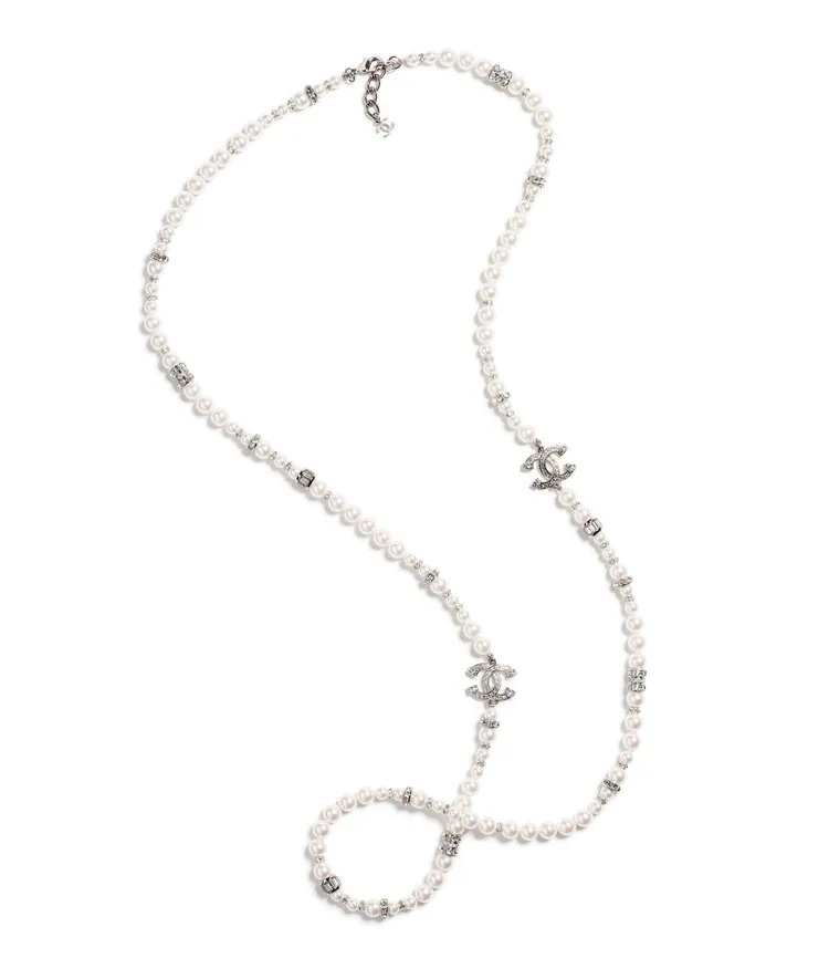 金屬幻象珍珠雙C Logo長項鍊，11萬9900元。品牌提供