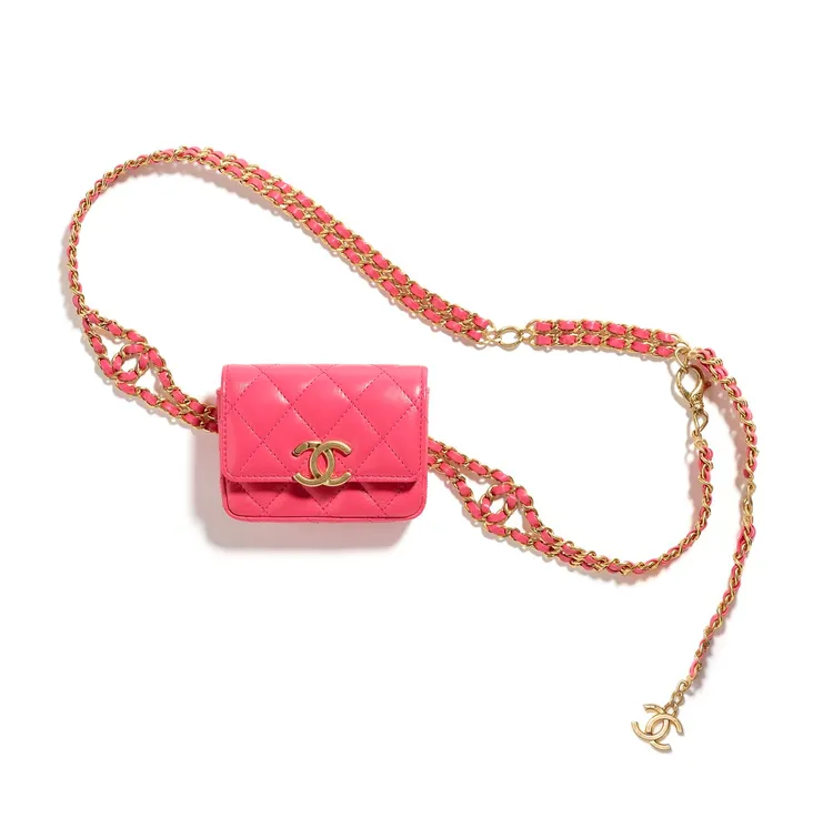 香奈兒2023春夏前導系列深粉色皮革菱格紋雙C Logo皮穿鍊腰包，8萬200元。品牌提供