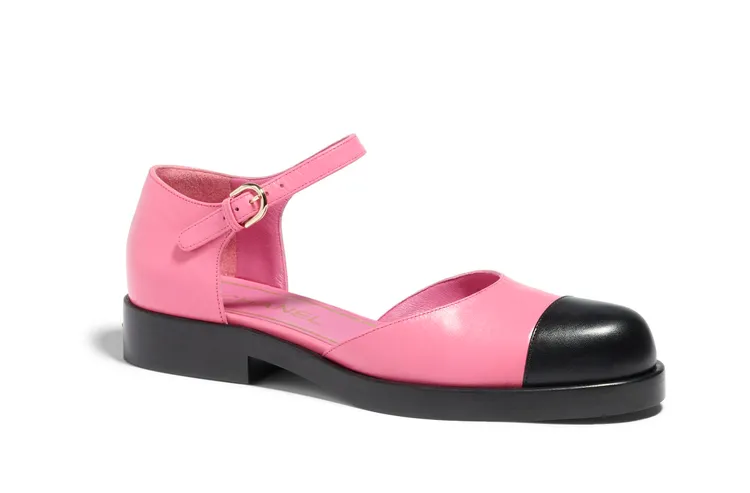 粉色皮革繞踝雙色鞋，4萬100元。品牌提供