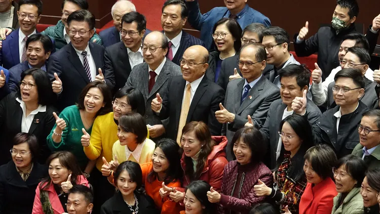 蘇貞昌跟綠委合影留念。莊宗達攝