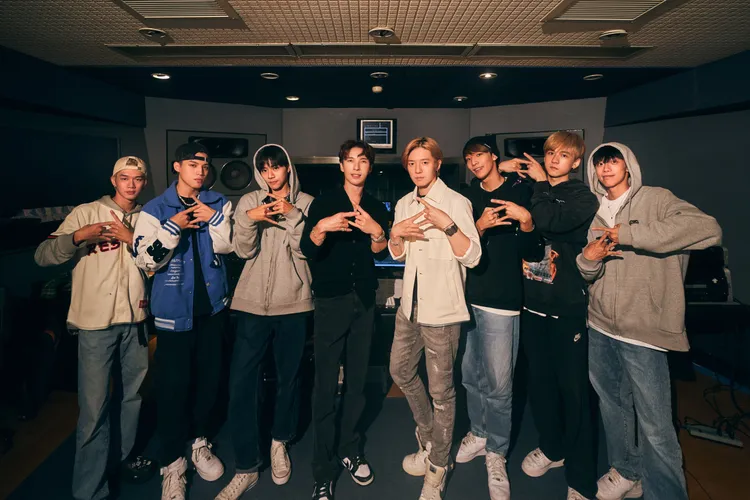 陳勢安（左四）與蔣卓嘉（右四）挺師弟Ozone。索尼提供