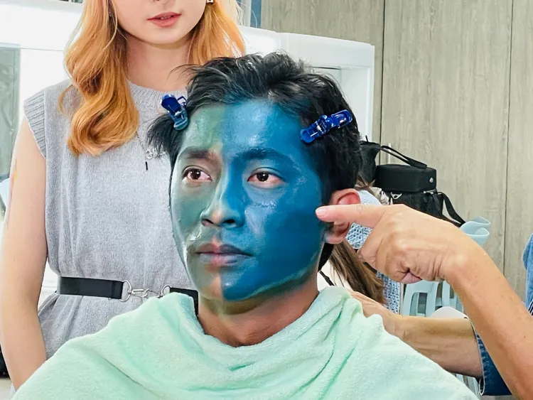 鄭楠鐘被畫成浩克跟阿凡達。民視提供