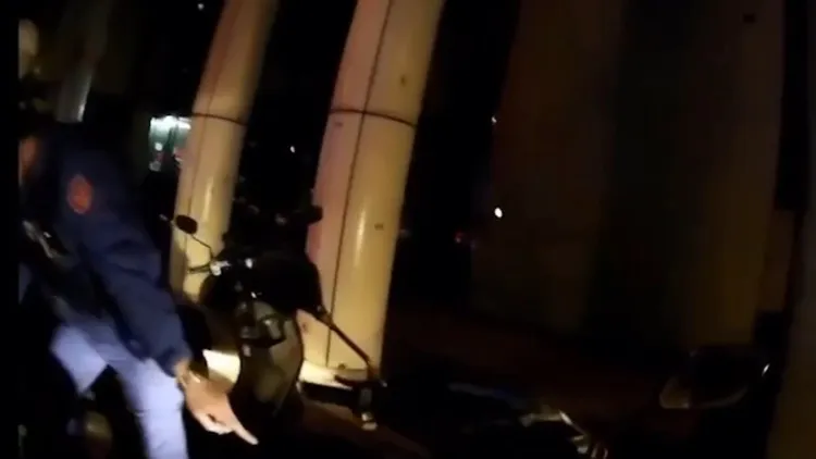 林姓竊嫌將機車（手指處）停在路邊。警方提供