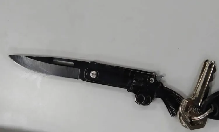 徐男用來劃傷警員的折疊刀。新店警分局提供