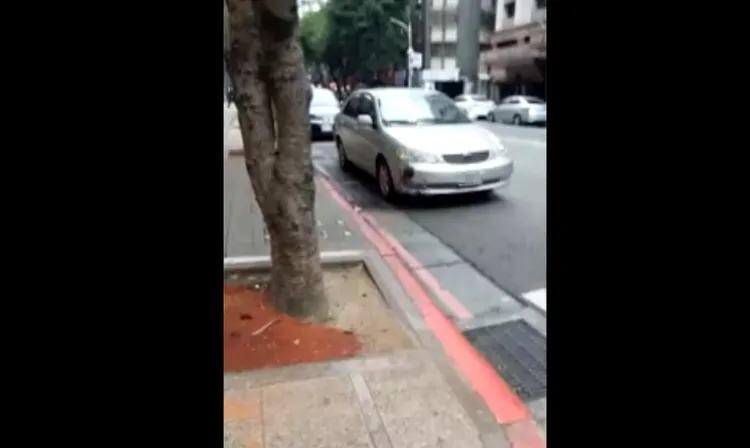 自小客車停放到已經有黃牌重機停著的停車格內。翻攝自WoWtchout的YT