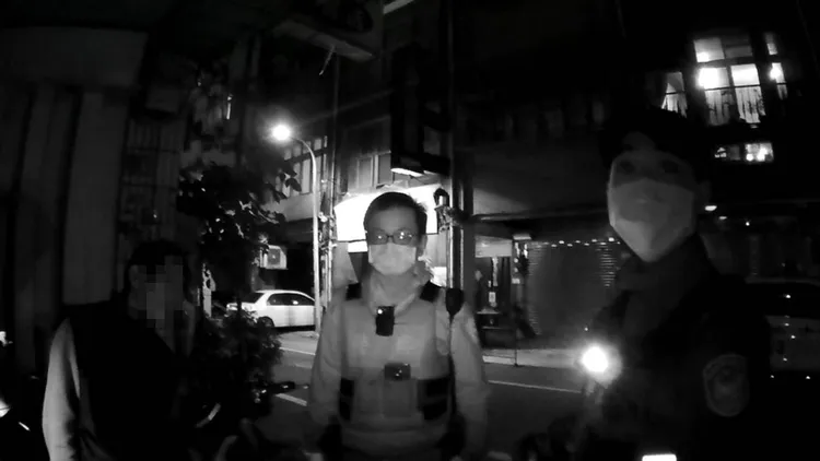 林男帶著警員查獲江姓竊嫌。桃園警分局提供