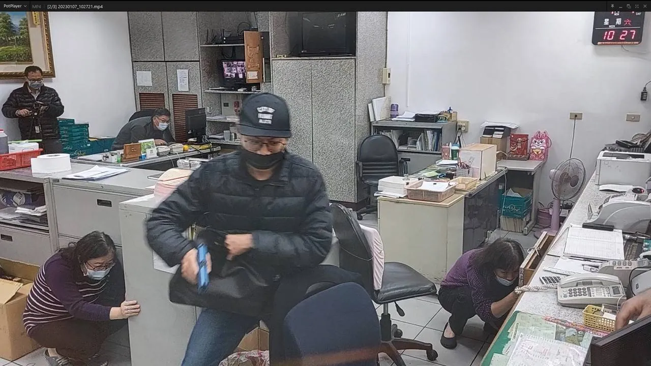 歹徒行搶。桃園警分局提供