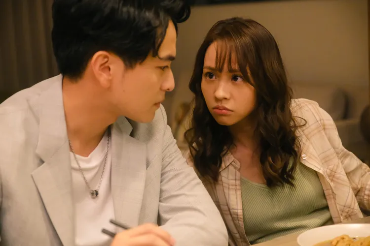 楊銘威（左）假扮黃姵嘉男友。華視提供