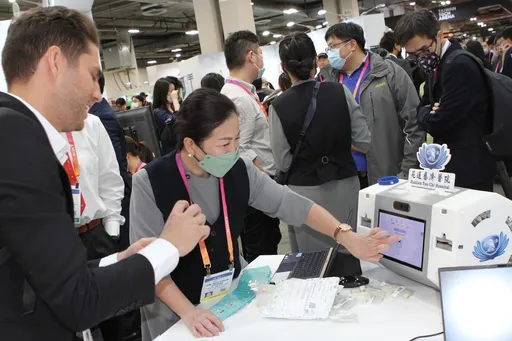 雙向鏡頭遠端視訊診療、掌握病患用藥 慈濟醫院「智慧藥箱」美國CES亮相