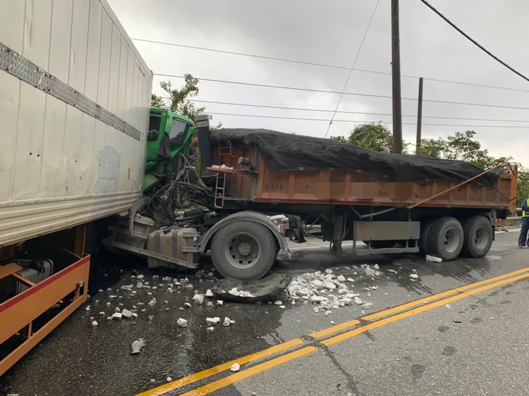 砂石車撞擊不慎脫離母車的貨櫃車。翻攝畫面