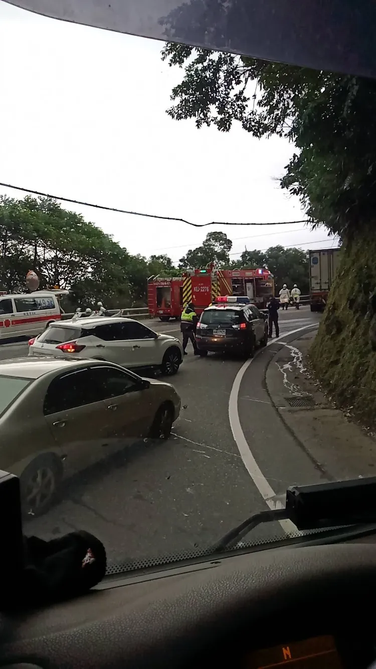 車禍造成後方車輛回堵。翻攝路況群@共享路況資訊