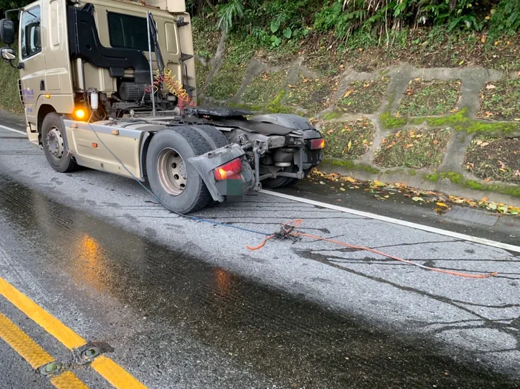 余姓男子駕駛貨櫃車貨櫃車南下，過彎時後方半拖車與母車脫離。翻攝畫面
