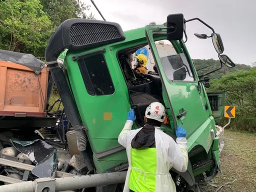 台9线重大车祸!砂石车对撞大货车 车头「插」进护栏伤亡不明