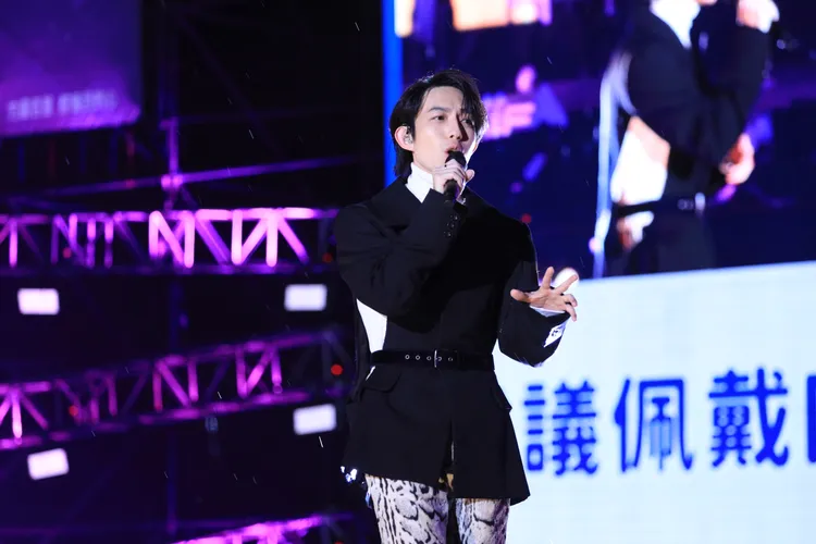 迷幻歌王林宥嘉用他會讓人迷醉的深情歌聲壓軸演出，讓現場民眾不畏下雨仍堅持留下聽歌。曾雪蒨攝