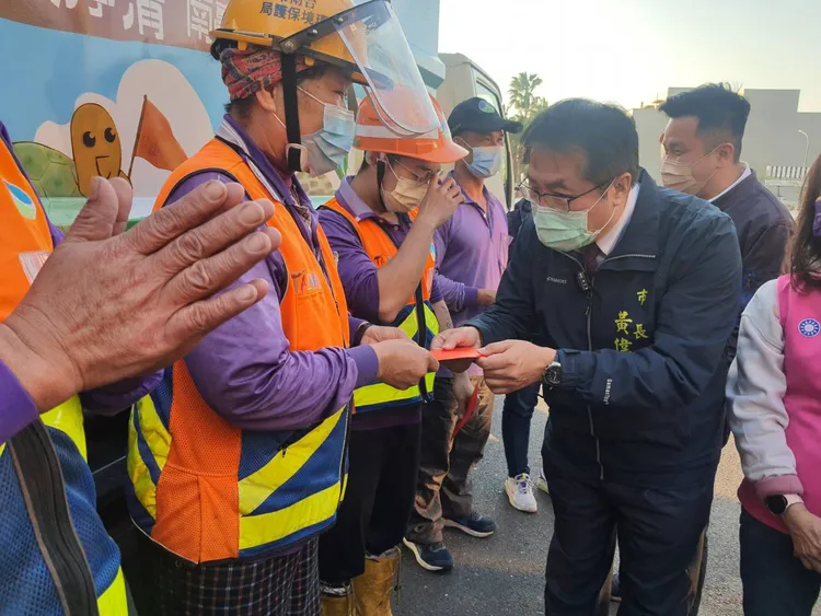 黃偉哲今前往慰勞清潔隊員，致贈開春紅包。市府提供