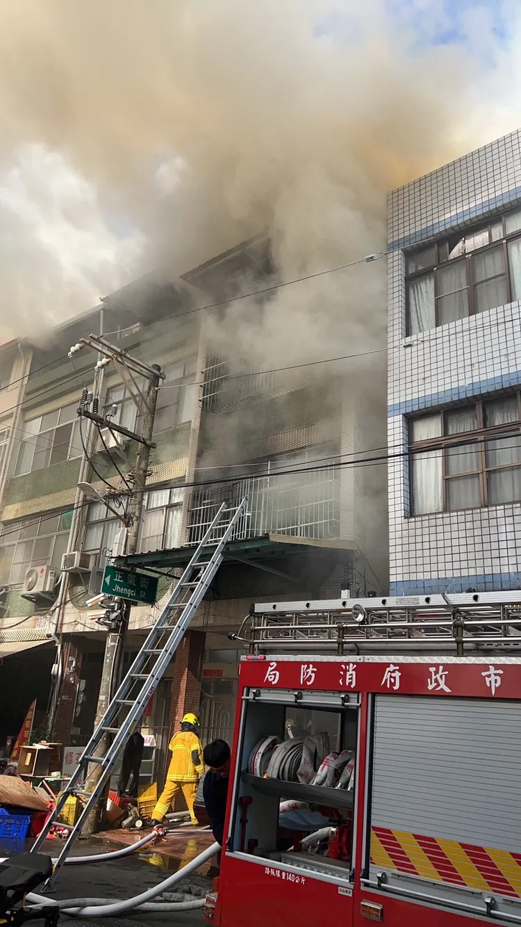 警消派員到鳳山火警現場搶救。讀者提供