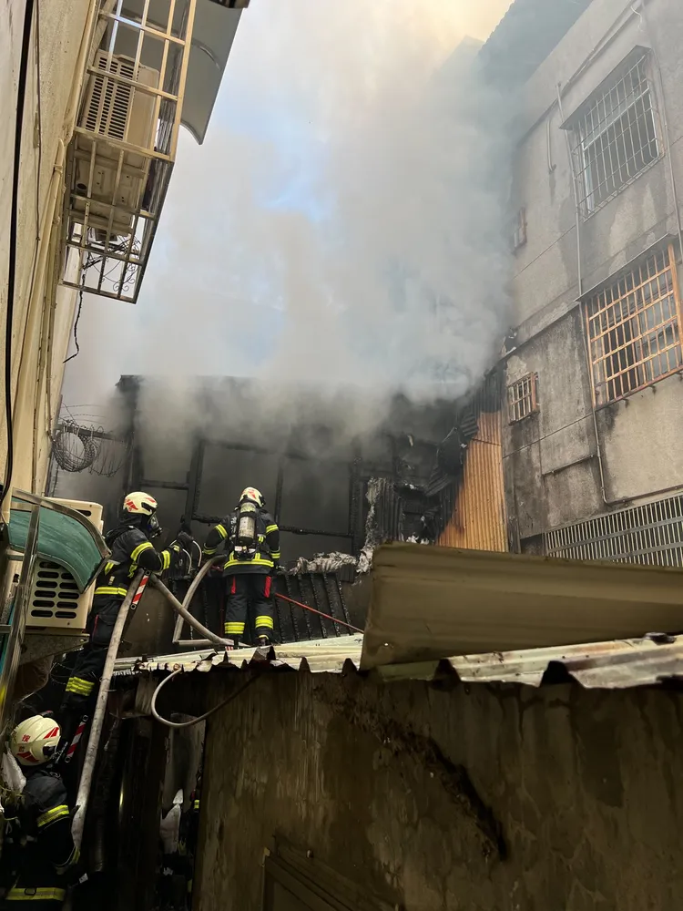 警消派員到鳳山火警現場搶救。讀者提供