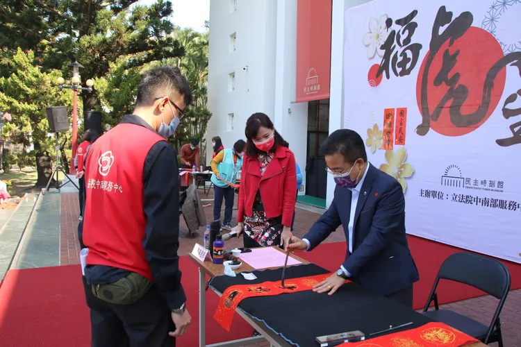 立院中辦今年邀請林榮森等10名書法名家現場揮毫送春聯。立院中辦提供