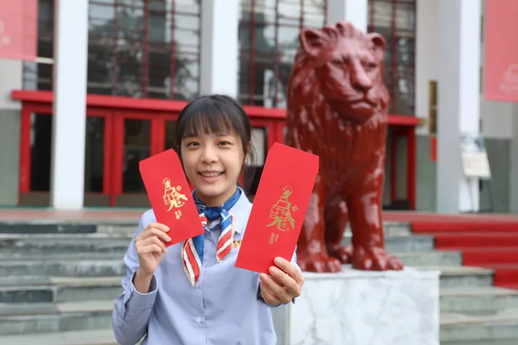 民眾參觀立院民主時刻館後填寫問卷，就有機會獲得限量兔年昔日省議會外觀造型的限量紅包袋，送完為止。立法院中辦提供