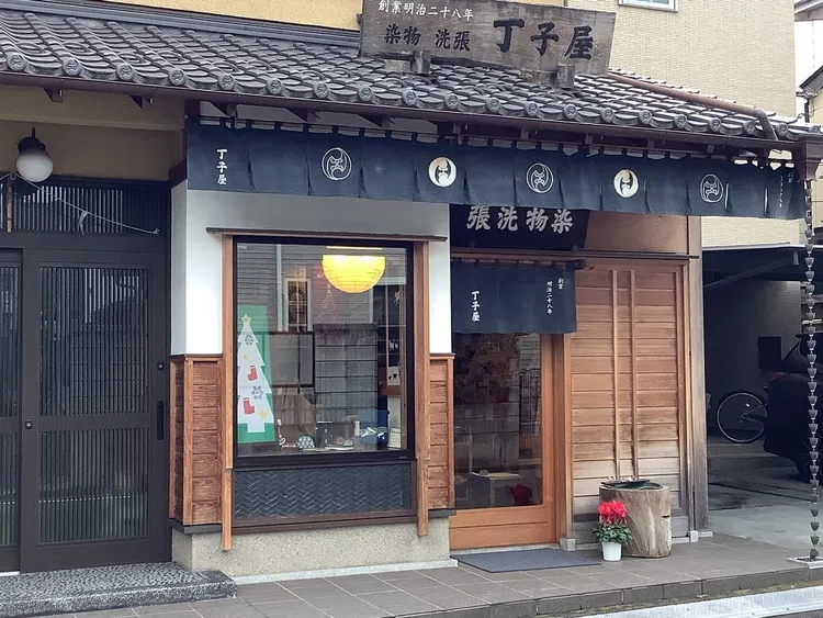 圖８：四代傳承的布料染物、和服拆洗老舖-丁子屋，使用日本傳統染製技法「注染」來製作手帕等布製產品。Ⓒ丁子屋