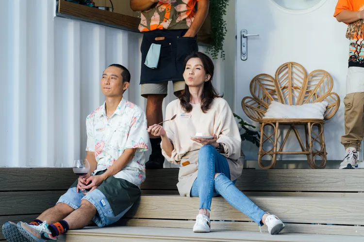 浩子（左）品嘗葉全真的餐點，表情滿足。好看娛樂提供