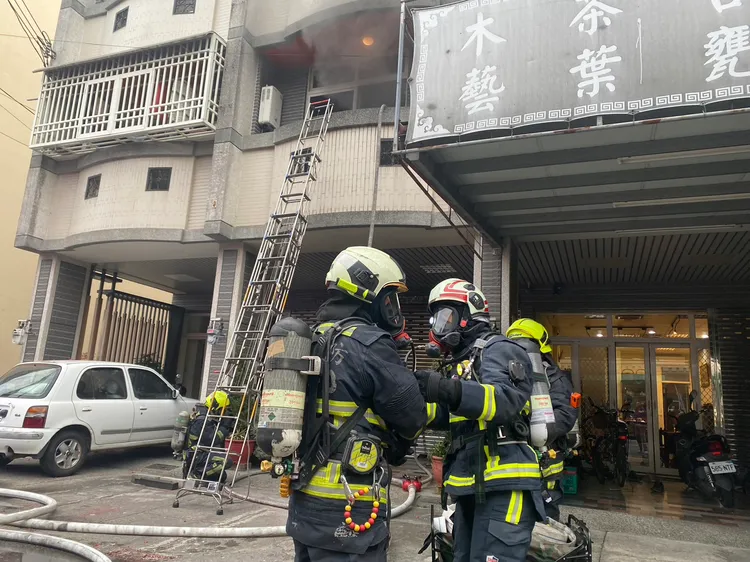 消防局出動消防車13輛、人員32名前往搶救。民眾提供