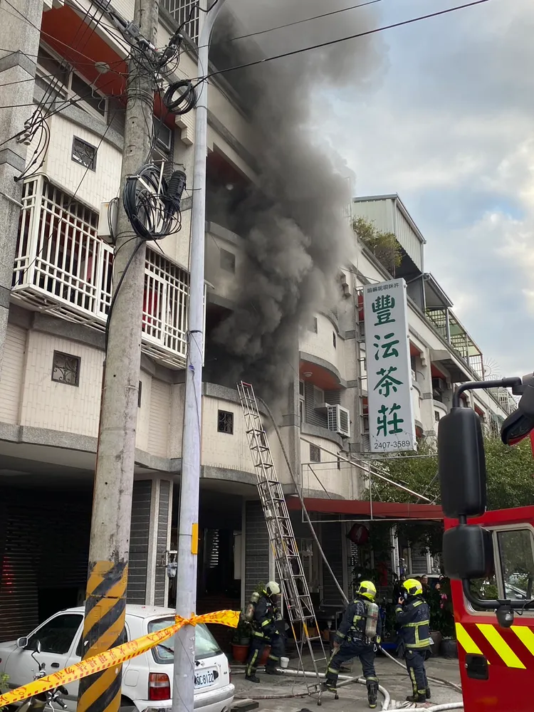 2樓竄出濃煙。民眾提供