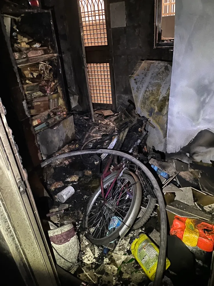 起火原因初步研判為鞭炮餘燼放儲藏室引發。民眾提供