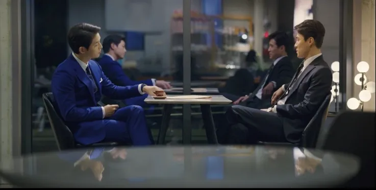 羅哲(右)在《文森佐》和宋仲基有不少對手戲。翻攝韓網