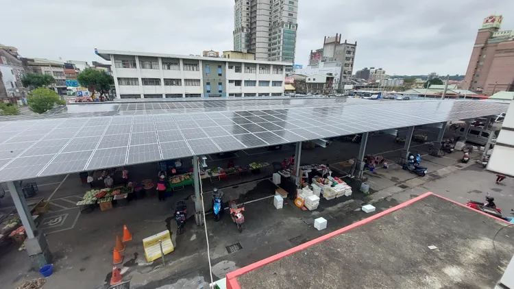 市場屋頂改種電，裝置太陽能光電板，因下雨漏水問題，攤商抱怨。楊永盛攝