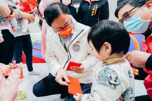 張善政除夕訪視藍迪兒童之家 關懷失親孩童盼平安長大