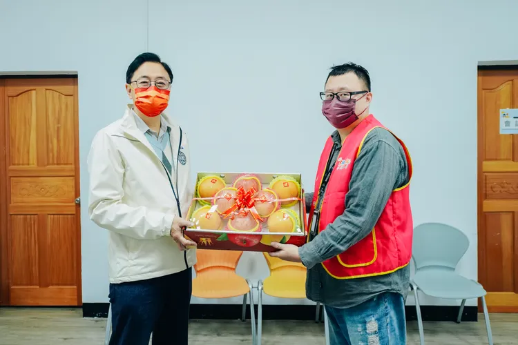 張善政慰勞1999話務人員，致贈水果禮盒。桃園市府提供