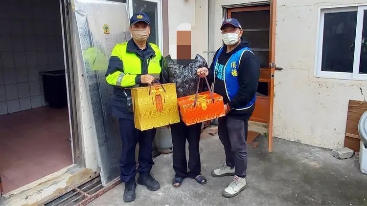 林口警方與頂福陵園員工一同至獨居長者家中關懷。林口警分局提供