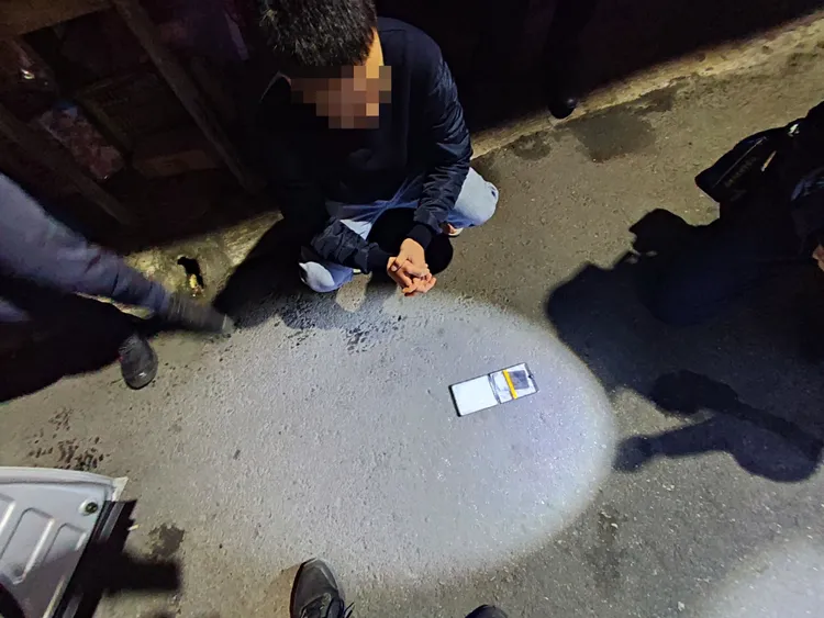 陳男拉K拉到忘我，將車停在馬路中間，被警方查獲。讀者提供