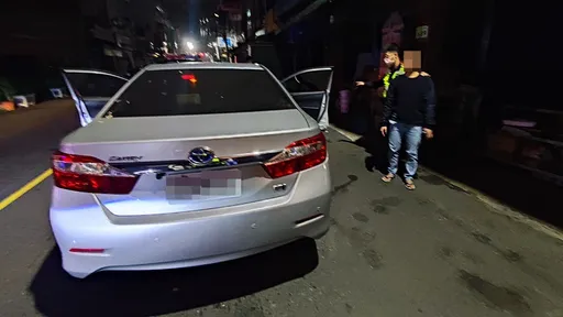 馬路就是我的停車場 高雄男汽車大剌剌停路中竟在幹這事