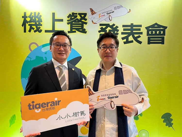 台灣虎航董事長陳漢銘（左）和小小樹食創辦人Jeffrey。台灣虎航提供