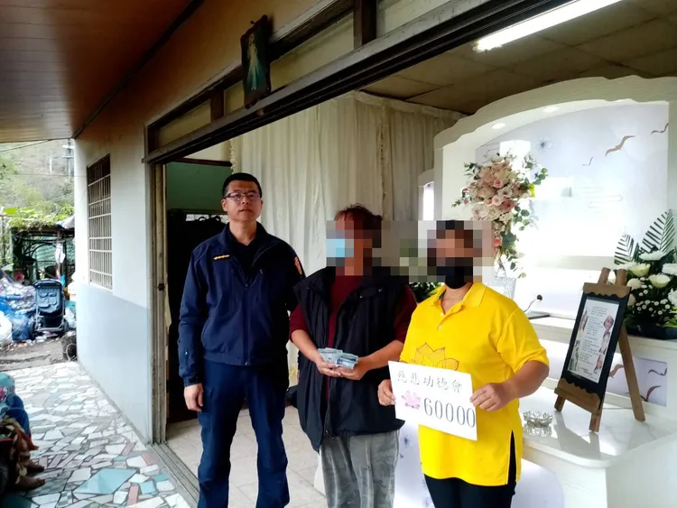 警方探視張婦的母親及妹妹。警方提供