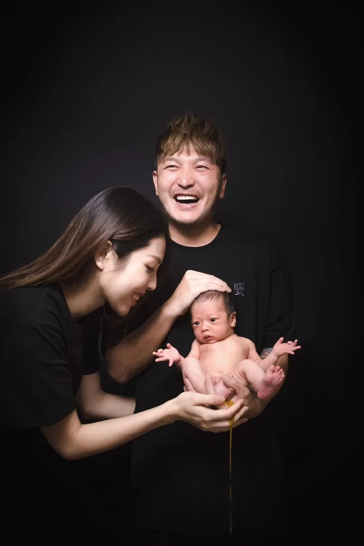 KID(右)兒子送黃金，祝大家發財。翻攝自KID臉書
