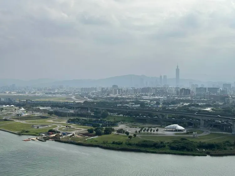 鄭明典昨天（7日）即在臉書分享一張空汙影響能見度的照片，提醒大家注意空氣品質。翻攝《鄭明典》臉書