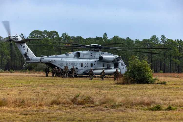 CH-53E「超級種馬」武裝直升機可快速部署小型海陸作戰單位，並與敵接戰。翻攝marines.mil