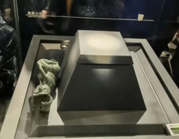 從另一個角度可以看見國寶銅器被摔到整個翻過去。翻攝微博/網易新聞