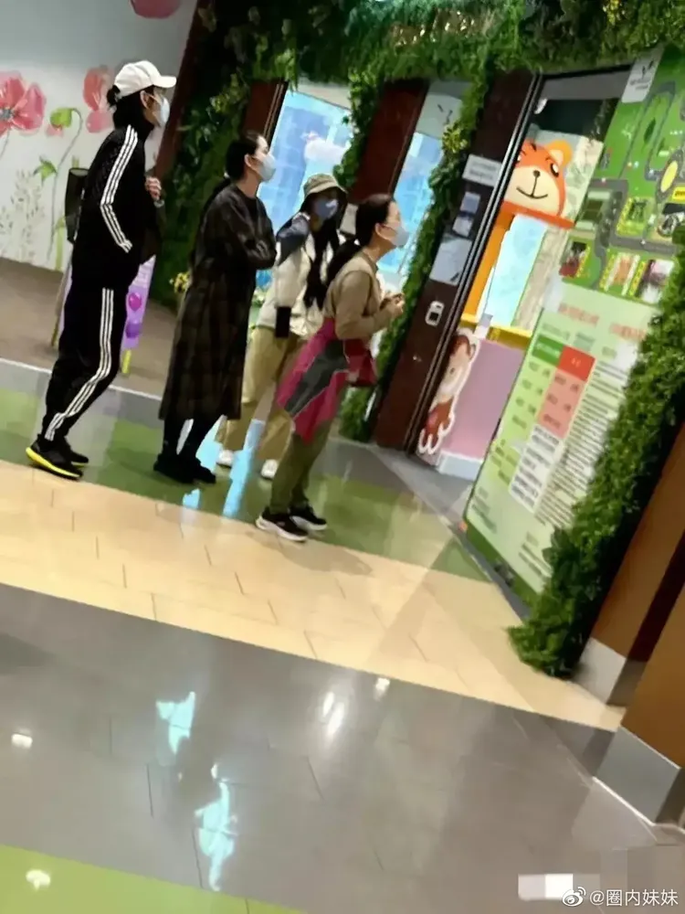 向佐（左起）、郭碧婷現身香港商場。翻攝圈內妹妹微博