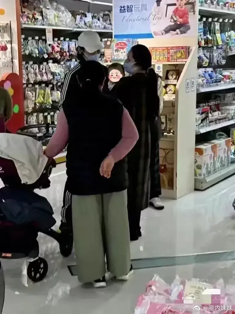 夫妻輪流抱兒，身旁有女友人推著嬰兒車。翻攝圈內妹妹微博