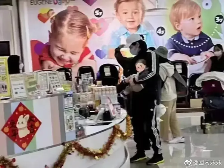 向佐抱著半歲大的兒子。翻攝圈內妹妹微博