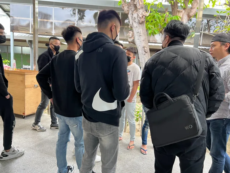 葉女多名友人到場堵劉嫌，但最後撲空。鮮明攝