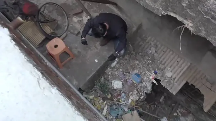 警方在防火巷找到被吳姓藥頭丟掉的海洛因。讀者提供