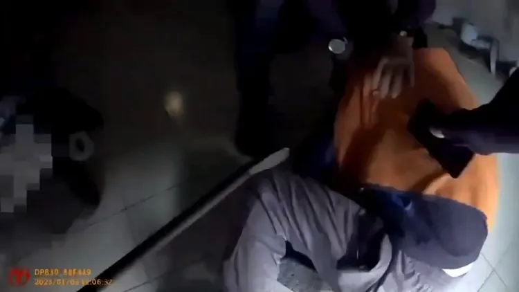 藥腳交易後欲離去，警方趁鐵捲門開了一個小縫，衝上壓制逮捕。警方提供